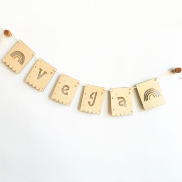 Banderola Nombre En Madera Modelo Estrellas MONAMÍ - 12x16 Cm, 3 Mm Grosor, Artesanal, Hecho En España